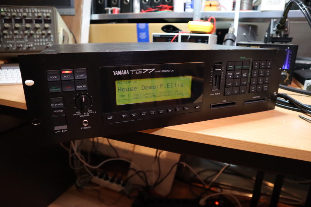Yamaha TG77 synthesizer patches en het display folie vervangen